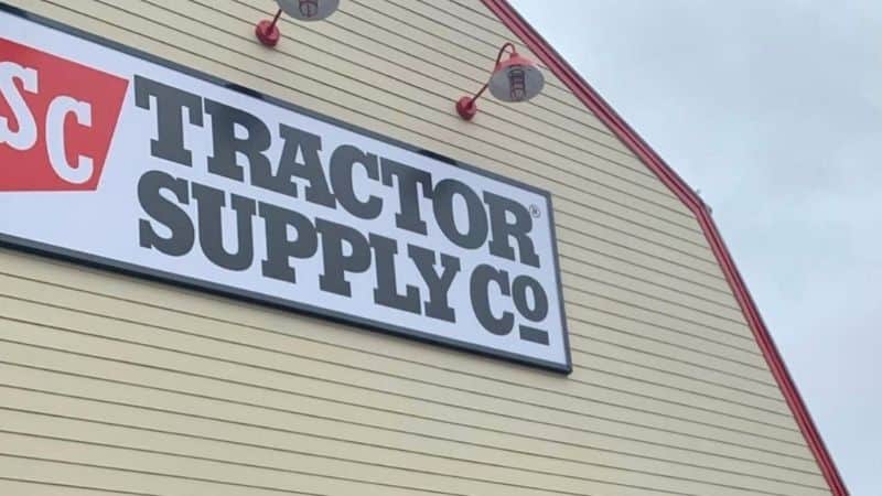 ¿Está el tractor Supply Hire Felons en California?