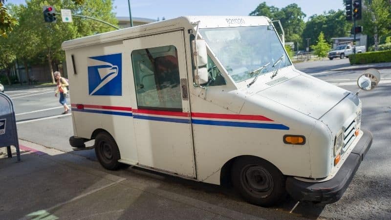 ¿A qué hora puede esperar la entrega del correo el sábado?