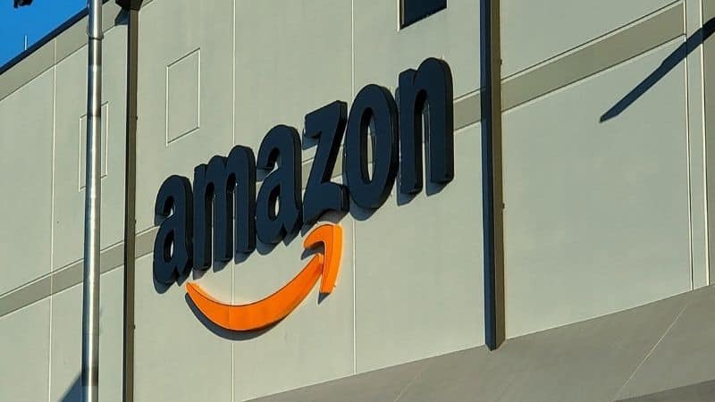 ¿Cómo se registran los nuevos empleados de Amazon para acceder a su talón de cheque en línea?