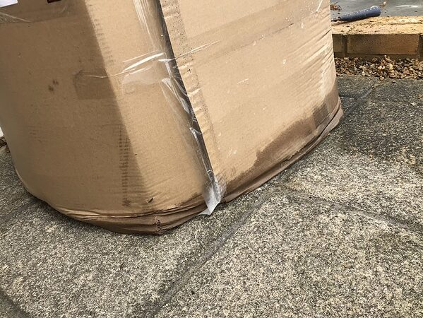 Orden de mudanza dejada en mi puerta todo el fin de semana y ahora empapada