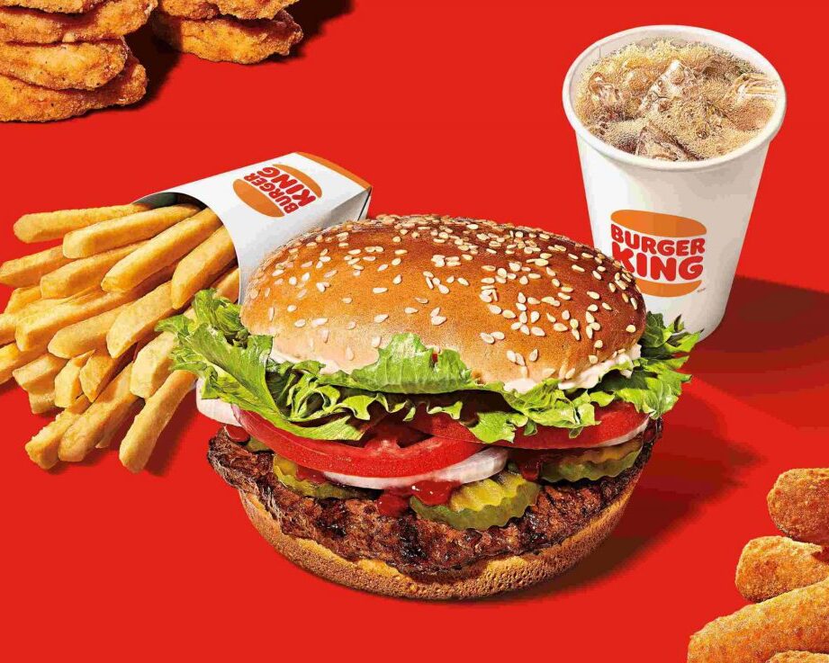 PARÍS, FRANCIA SEPTIEMBRE DE 2017: Cartel de Burger King en un edificio...