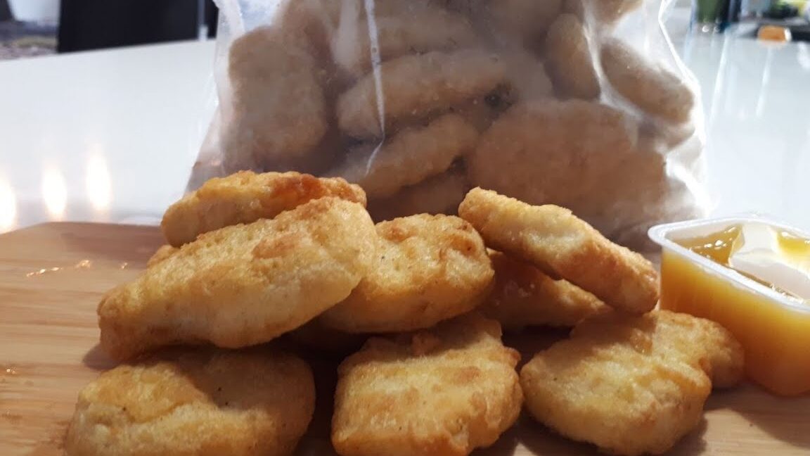 McNuggets de pollo CONGELADOS de McDonald's comprados en una tienda.