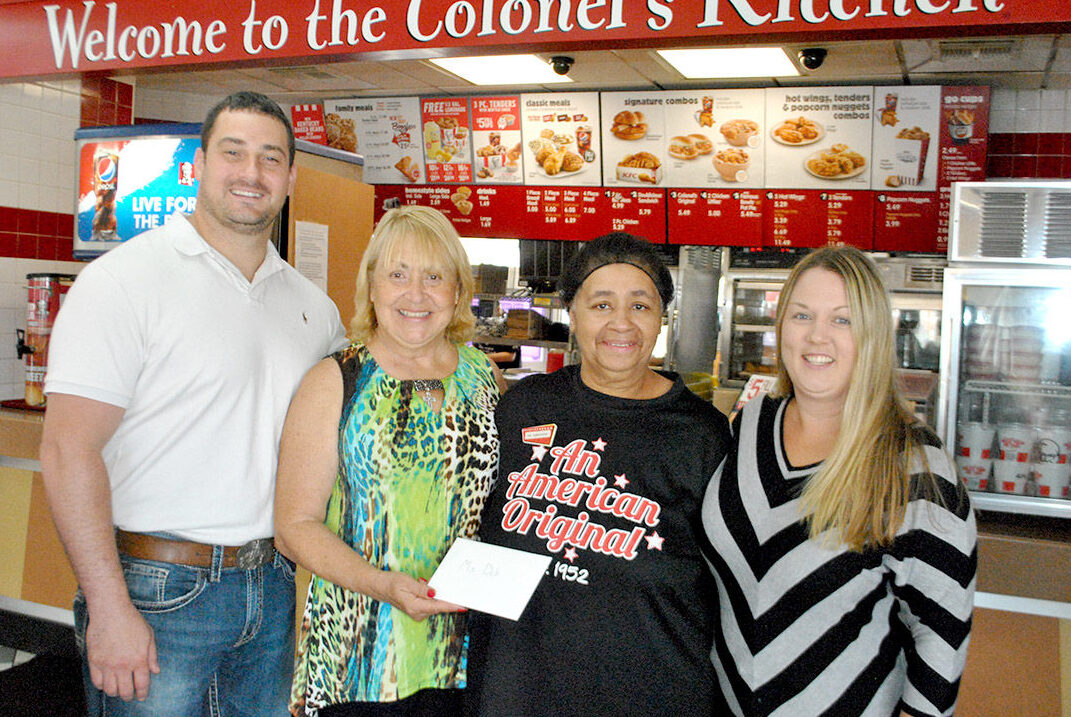 Su casa está en la cocina: empleada de KFC celebra 20 años de...
