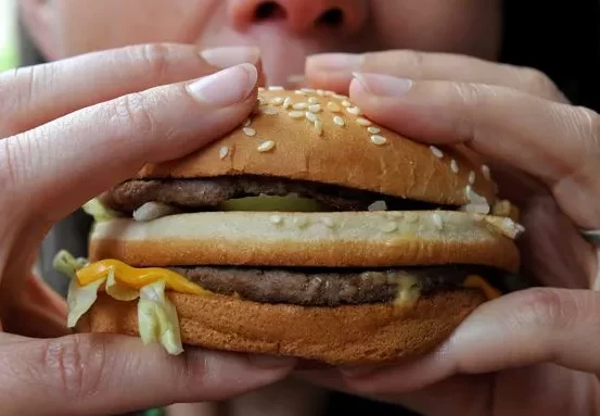 Un trabajador de McDonald's comparte cómo obtener comida gratis y qué hacer si...
