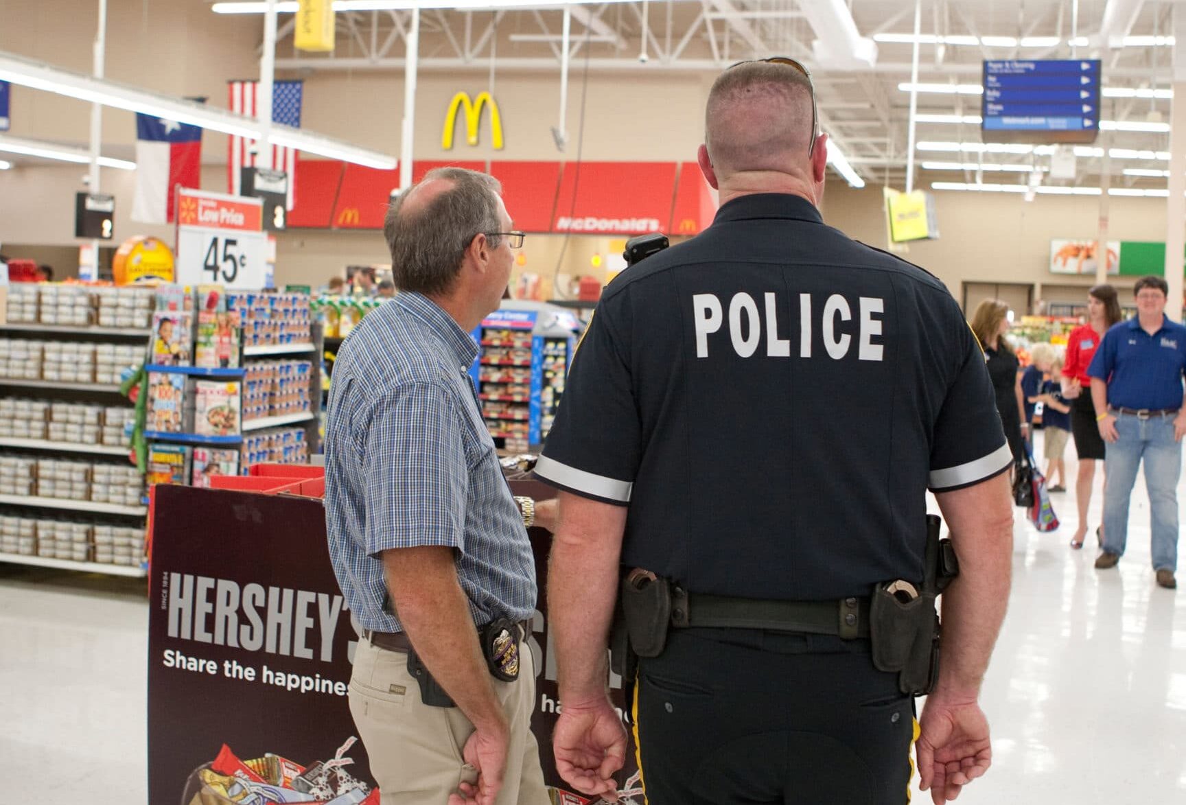 Vecino reacciona ante 7 adolescentes arrestados después de robar un auto, lo que lleva a la policía a perseguirlos