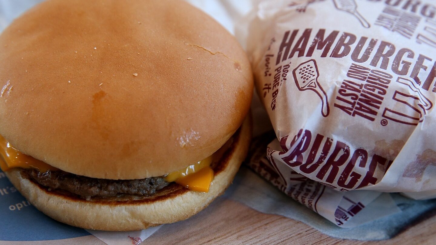 ÂżPuedes calentar las hamburguesas de McDonaldâs? (Horno, microondas, como hacerlo + mĂĄs) ÂżSon los envoltorios de McDonald's aptos para microondas?