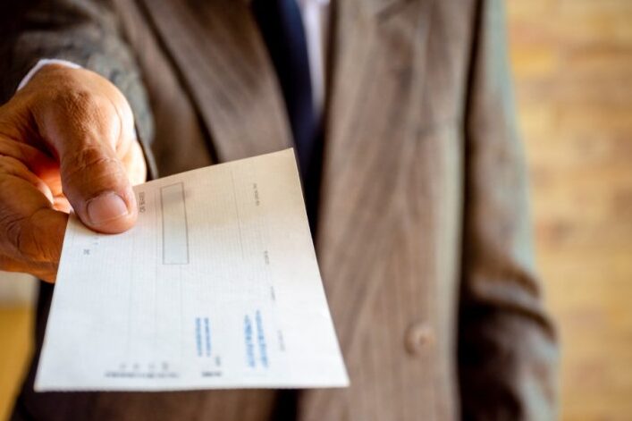 Tarifas de cheques de mostrador comparadas en los principales bancos de EE. UU.