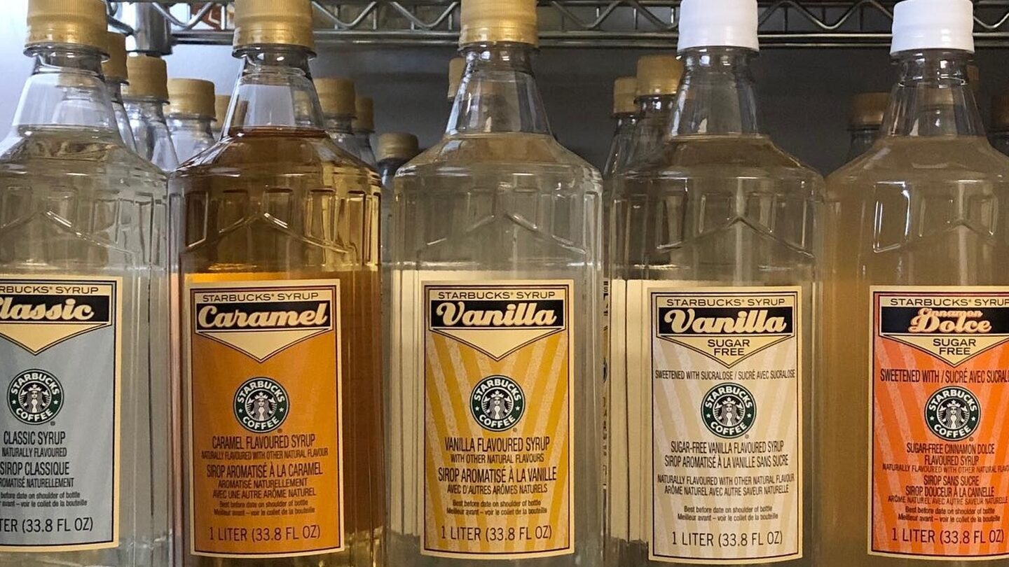 Puedes comprar jarabes de sabores de Starbucks para recrear tu pedido en casa