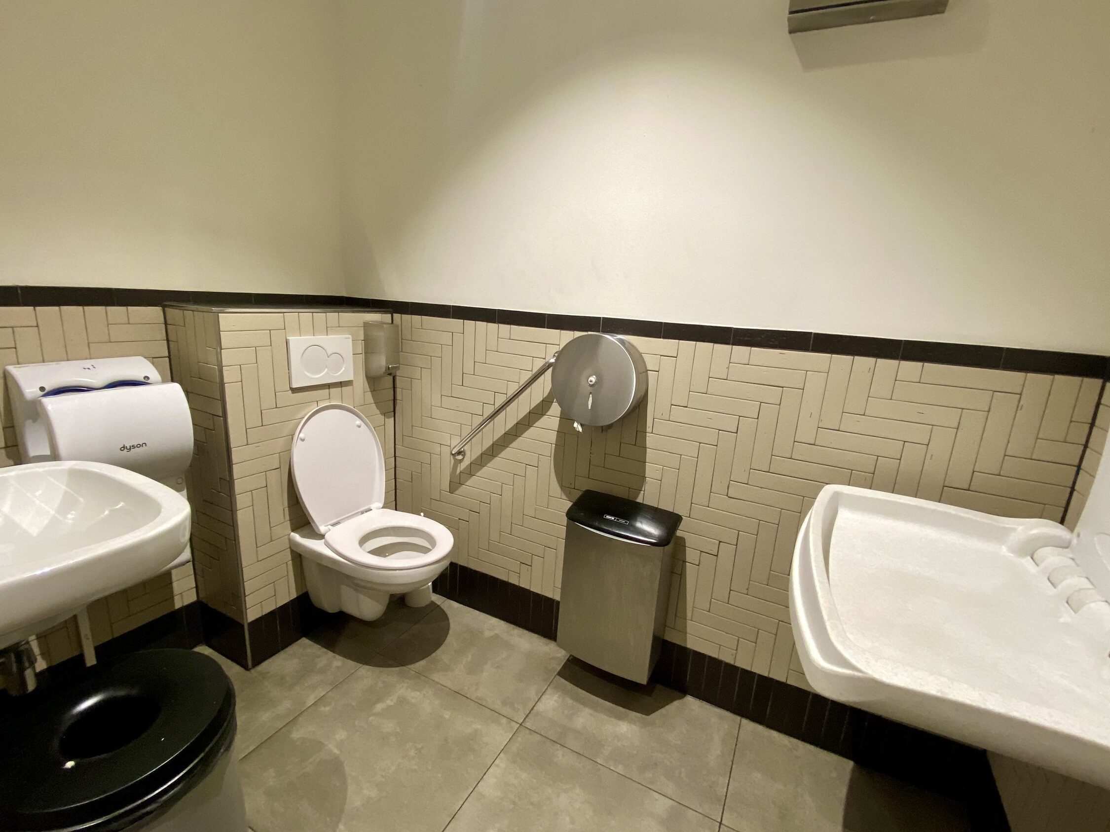 Aseo accesible Starbucks (Overtoom) — Able Amsterdam